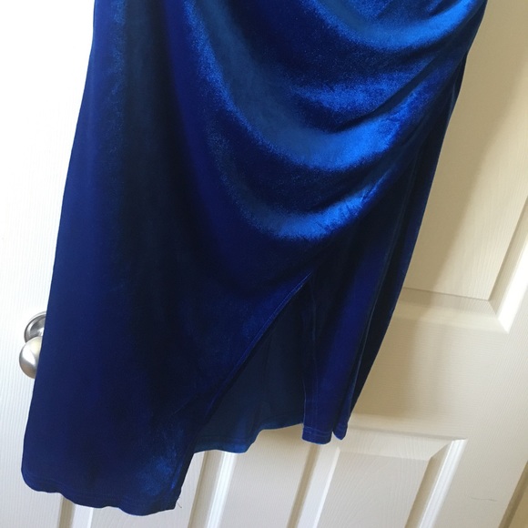 Le Chateau One Shoulder Dress - Picture 5 of 7